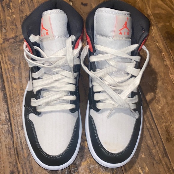 Nike Air Jordan 1 (Mid) - Picture 3 of 4